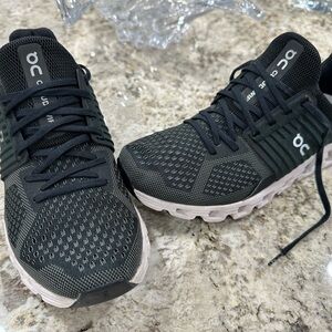 On Running Cloudswift Black Athletic Shoes with Cloud Cushioning